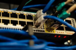 Ilustracja artykułu: Latency vs jitter in competitive gaming: a practical network troubleshooting guide