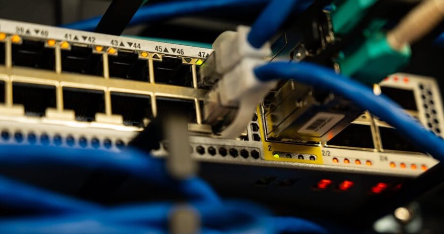 Ilustracja artykułu: Latency vs jitter in competitive gaming: a practical network troubleshooting guide