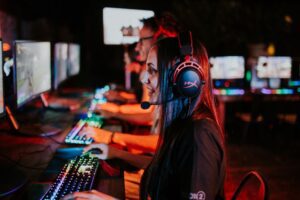 Ilustracja artykułu: Latency vs jitter: how network issues cause FPS drops, stutter, and aim inconsistency (and how to...