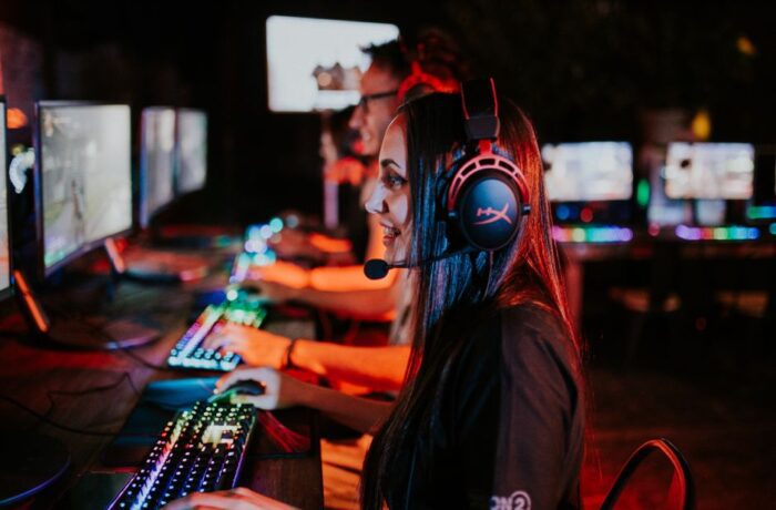 Ilustracja artykułu: Latency vs jitter: how network issues cause FPS drops, stutter, and aim inconsistency (and how to...