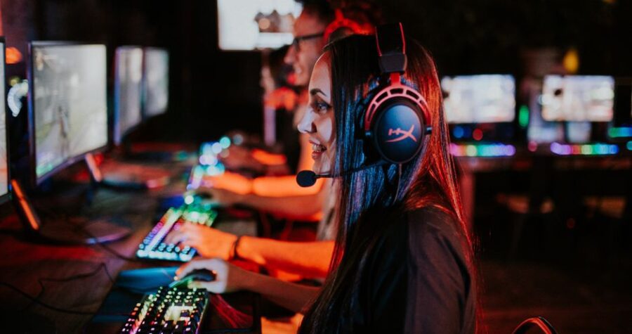 Ilustracja artykułu: Latency vs jitter: how network issues cause FPS drops, stutter, and aim inconsistency (and how to...
